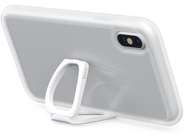 iPhone avec étui de protection transparent posé face arrière à l'horizontale sur un anneau de support pour smartphone coloris blanc