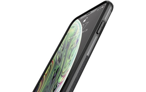 Zoom sur la partie supérieure d'un iPhone XS Max à l'écran allumé de biais côté droit avec étui de protection rigide protégeant ses boutons de commande