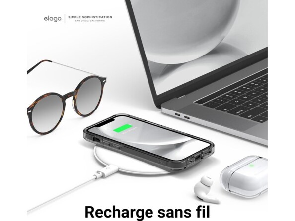 Chargement sans fil en cours par induction sur station de chargement filaire à côté d'une paire de lunettes, d'écouteurs sans fil et d'un PC portable