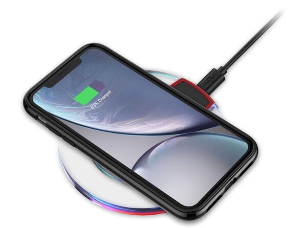Chargement sans fil par induction d'un iPhone avec coque bi-matériaux souple/rigide sur station de chargement filaire