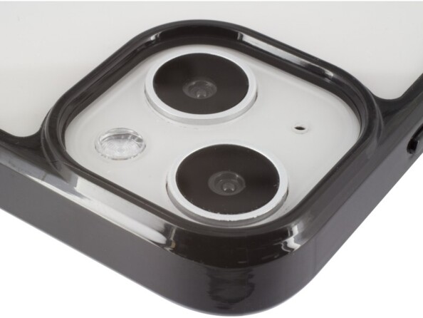 Gros plan sur les bords relevés coloris noir de la coque de protection bi-matériaux pour iPhone 13