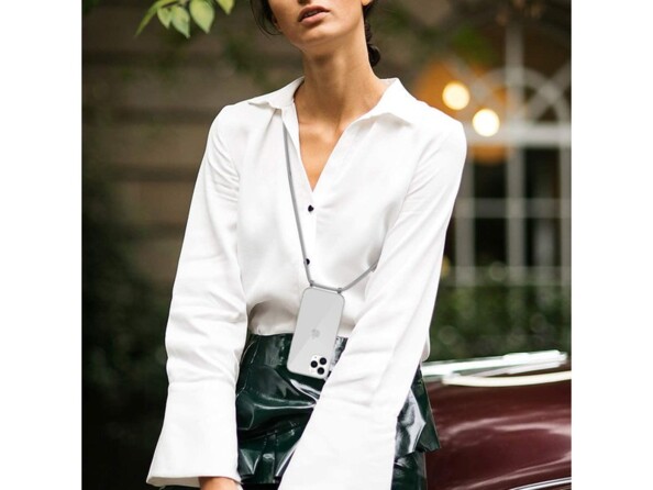 Femme mannequin en chemise blanche et jupe en cuir noire portant en bandoulière un iPhone