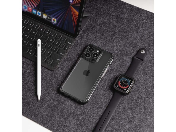 Vue du dessus d'un iPhone 13 Mini couleur noire avec coque de protection renforcée, montre connectée et iPad avec stylet tactile