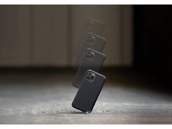 Illustration de la résistance aux chutes de la coque végétale à travers un choc avec le sol photographié en quatre étapes