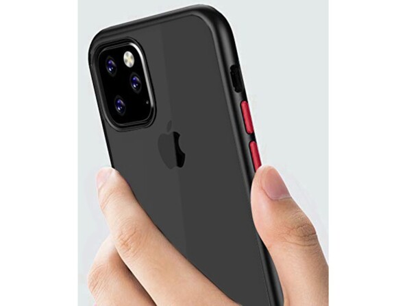 Main tenant un iPhone 11 pro max avec coque de protection rigide noire et le pouce sur les boutons rouges du téléphone