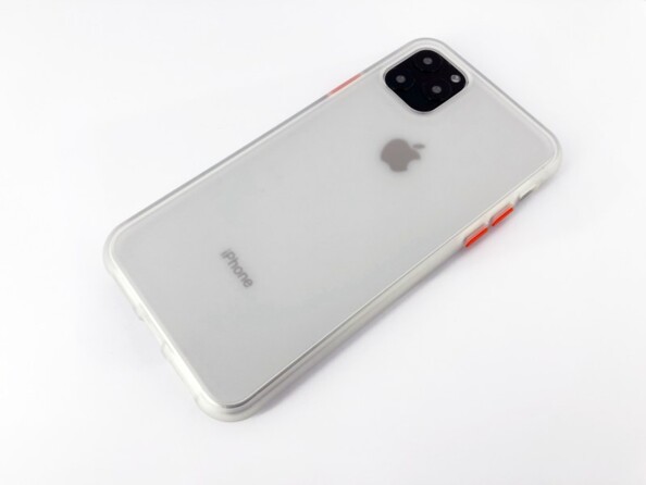 Mise en situation de la coque translucide et orange avec bords surélevés sur l'arrière d'un iphone 11 Pro Max