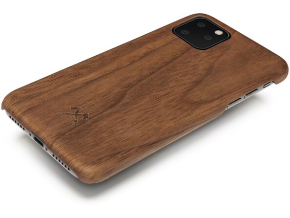 Vue du dessus de derrière la coque en bois de noyer sur un iPhone 11 Pro avec ouvertures pour boutons de commande, port de chargement Lightning et haut-parleurs