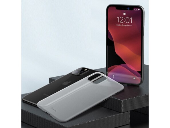 Mise en situation d'un iPhone allumé debout sur écran d'accueil sur une estrade sur laquelle se trouve les deux versions de la coque novodio sur la marche d'en dessous : noir translucide et translucide