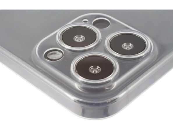 Gros plan sur la protection aux bords surélevés de l'appareil photo du smartphone Apple avec coque souple transparente