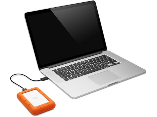 Mise en situation du branchement du HDD de poche renforcé à un PC portable éteint à l'aide du câble Micro-USB vers USB-C fourni