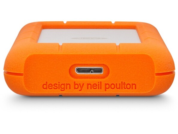 Vue du dessous sur le port de chargement et de transfert de données Micro-USB du disque dur externe coloris orange et gris