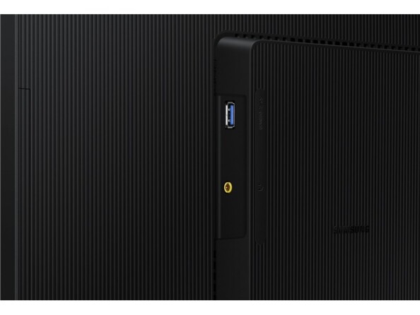 Plan rapproché de biais sur le port USB-A et la prise jack pour casque à l'arrière de l'écran plat pour PC