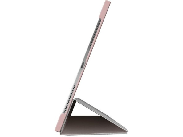 Côté gauche d'un iPad avec housse de protection rose pâle utilisée comme support incliné pour tablette via le rabat pliable magnétique intégré
