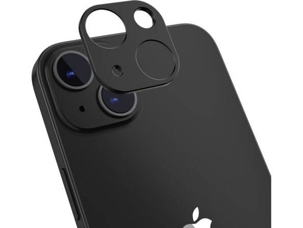 Mise en place du protège-objectif autocollant coloris noir en aluminium à l'arrière d'un iPhone de la même couleur