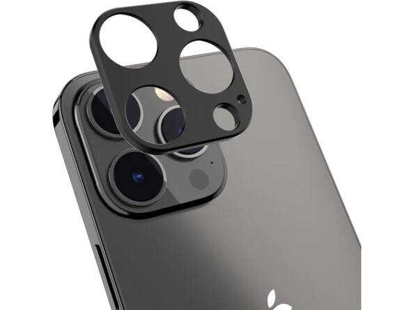 Mise en place du protège-objectif autocollant coloris noir en aluminium à l'arrière d'un iPhone de la même couleur