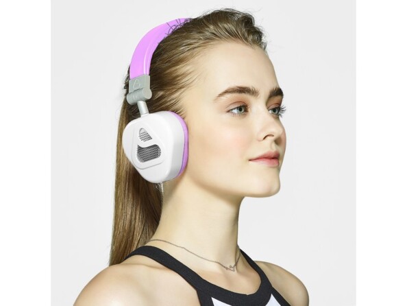 Jeune femme mannequin en tenue de sport portant sur les oreilles le casque convertible sans fil Eamus Verto Headphones