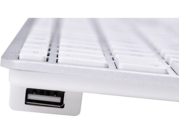 Vue dans le coin côté gauche du clavier KN-1243 avec pied de support intégrant un port USB-A