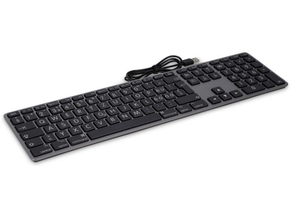 Vue du dessus de biais côté gauche du clavier AZERTY avec pavé numérique et câble USB-A enroulé sur lui-même