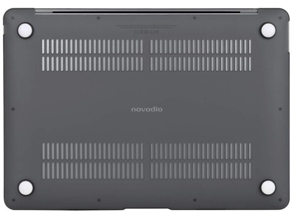 Vue du dessous du capot inférieur avec cache de protection gris à patins antidérapants et ouvertures de ventilation