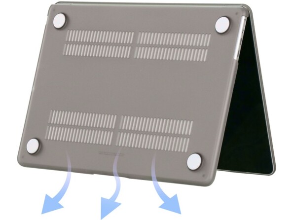 Vue du dessous du capot inférieur d'un MacBook Air ouvert et posé sur ses tranches avec coque de protection rigide à patins antidérapants et ouvertures de ventilation