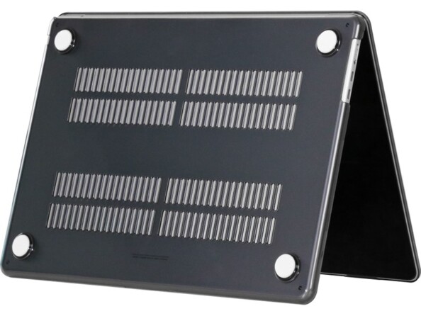 Vue du dessous du capot inférieur d'un MacBook Air ouvert et posé sur ses tranches avec coque de protection rigide à patins antidérapants et ouvertures de ventilation