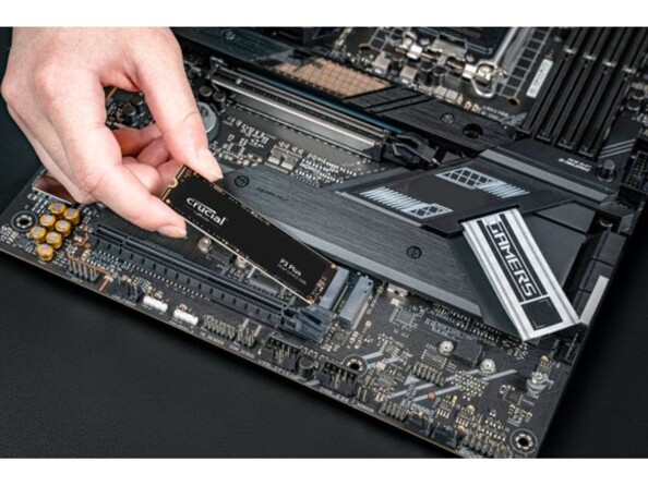 Installation d'une barrette de mémoire SSD Crucial P3 Plus format M.2 2280 PCIe 4.0 NVMe dans un PC portable