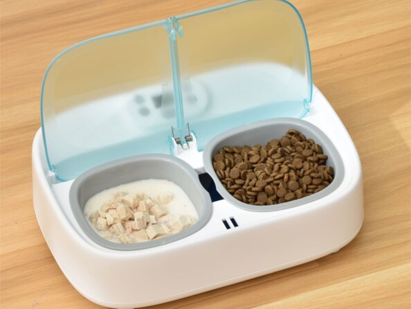 Distributeur de nourriture intelligent avec deux gamelles ouvertes, l'une remplie de croquettes et l'autre de pâtée