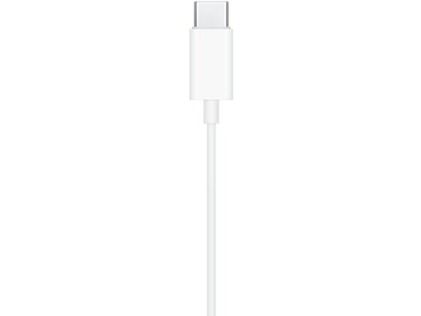 Gros plan sur la fiche mâle USB-C des écouteurs filaires Apple