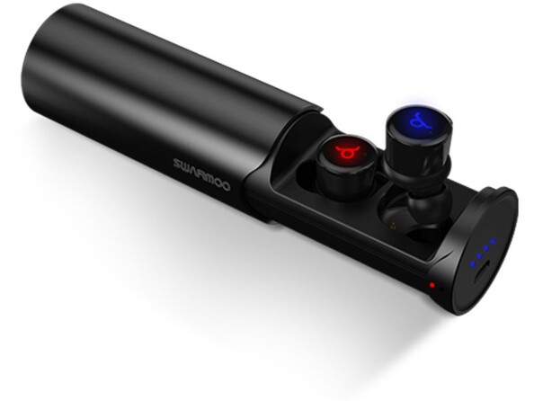 Chargement en cours d'un écouteur vide affichant un voyant de chargement de batterie rouge et insertion du deuxième écouteur sans fil dans le logement de la boîte de chargement