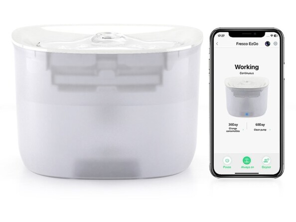 Mise en situation du contrôle par application mobile du déclenchement de la fontaine à eau connectée pour chien et chat Petoneer Fresco EzGo