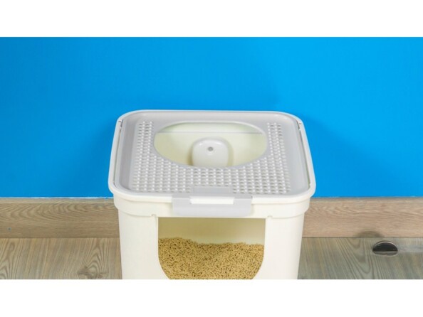 Installation du purificateur d'air autocollant à l'intérieur d'une litière ouverte par l'avant et le dessus