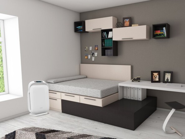 Mise en place du purificateur d'air ambiant secteur dans une chambre d'étudiant à côté d'une fenêtre