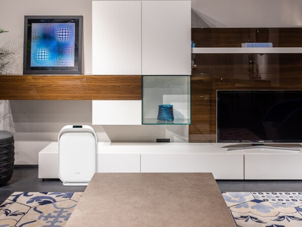 Installation de l'assanisseur d'air coloris blanc Novodio dans un salon moderne