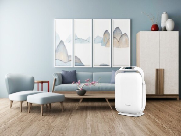 Salon aux tons bleu pastel équipé d'un purificateur d'air avec lampe UV