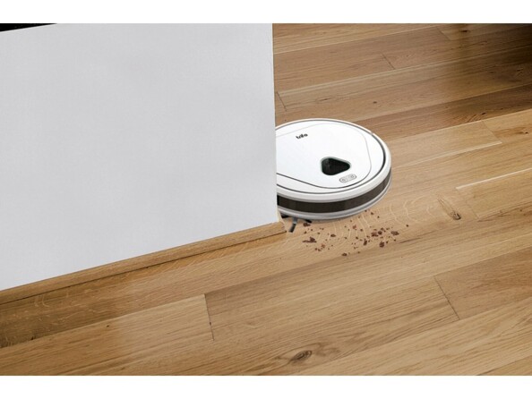 Aspiration de saletés le long des plinthes sur un parquet