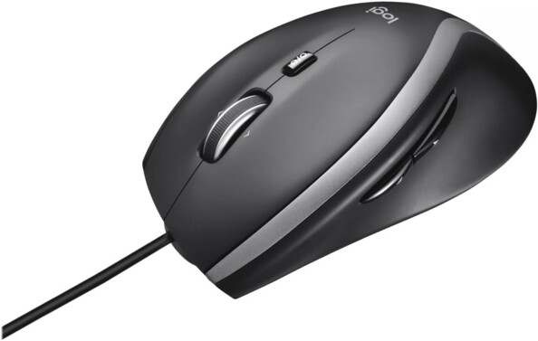 Vue de biais gauche de la souris Logitech M500s pour droitier coloris noir avec câble USB intégré, forme ergonomique et 7 boutons programmables