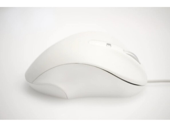 Côté droit de biais soulignant le design ergonomique du périphérique filaire