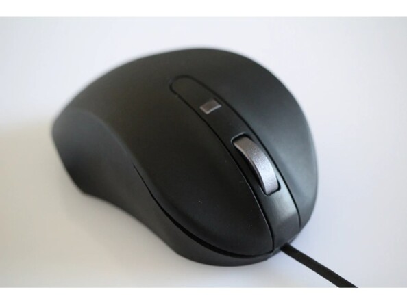 Vue de biais côté droit de face avec câble USB fixe, molette de défilement argentée et bouton programmable sur le dessus