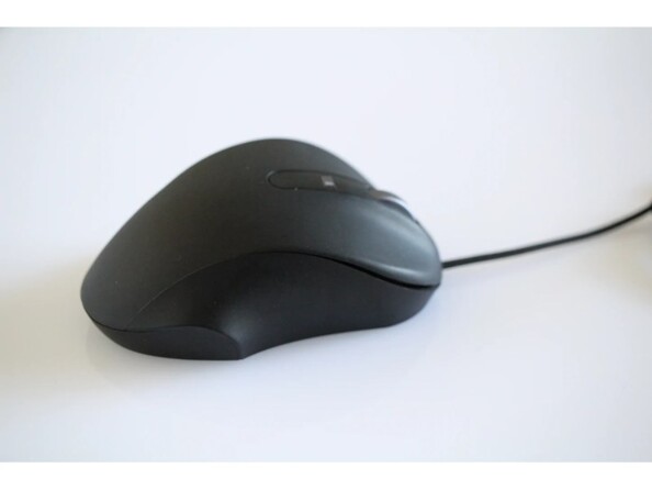 Côté droit de biais soulignant le design ergonomique du périphérique filaire