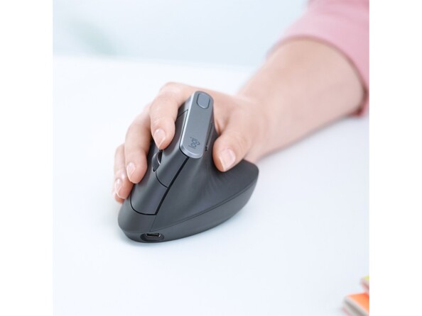 Prise en main de la souris optique avec RF, fonction bluetooth et câble USB de la main droite d'une femme