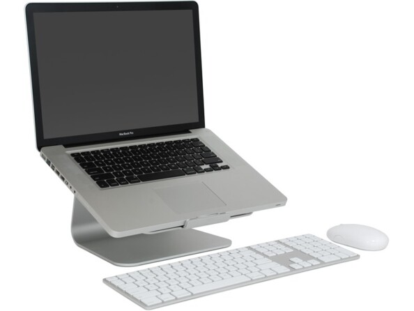 MacBook éteint posé sur le support élévateur gris argent devant un clavier et une souris sans fil