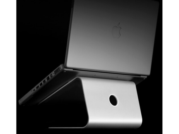 Vue de biais arrière sur le trou passe-câbles du support universel pour PC ou Mac