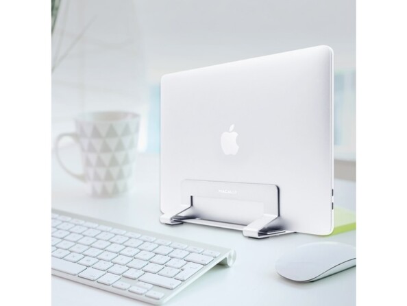 Setup de bureau avec clavier et souris sans fil avec tasse design coloris blanc et MacBook rangé dans le support VERTICALSTAND