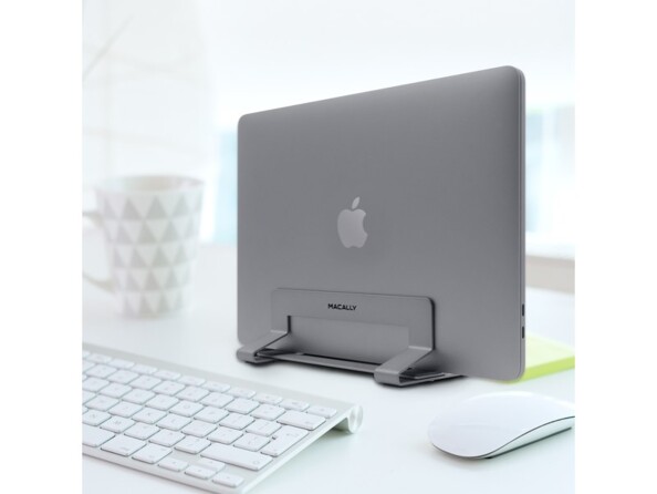 Setup de bureau avec clavier et souris sans fil avec pot à crayon design coloris blanc et MacBook rangé dans le support VERTICALSTAND