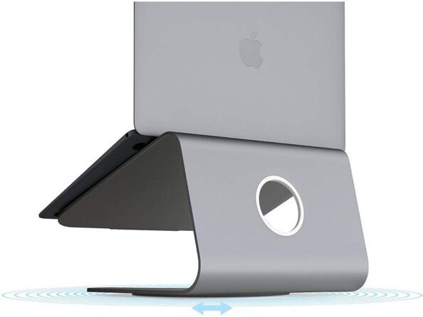 Vue de biais arrière sur le trou passe-câbles du support universel pour PC ou Mac