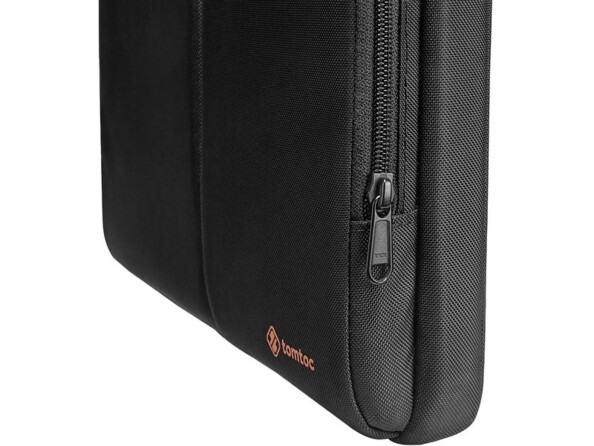 Gros plan de face vue de biais côté droit sur la fermeture à glissière robuste de la sacoche