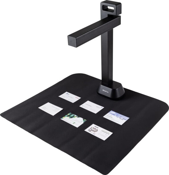 Scanner IRIScan Desk noir avec tapis et six cartes de visite dispersées à numériser