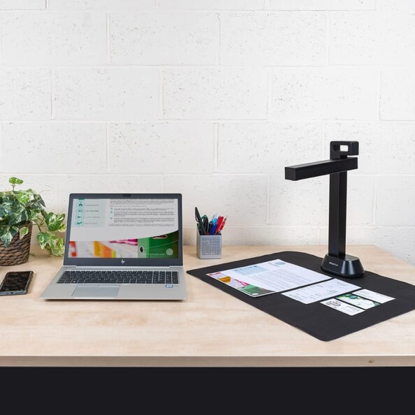 Scanner IRIScan Desk en situation sur bureau en bois avec PC portable HP et plante verte