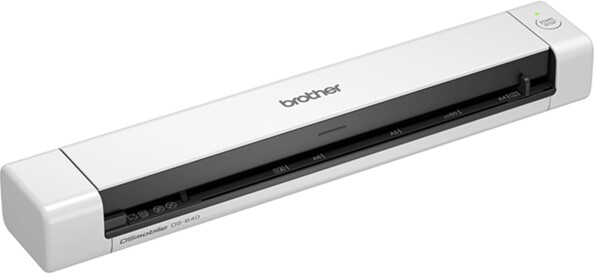 Scanner Brother DSmobile DS-640 vu de trois-quarts avec fente d'alimentation noire et bouton circulaire