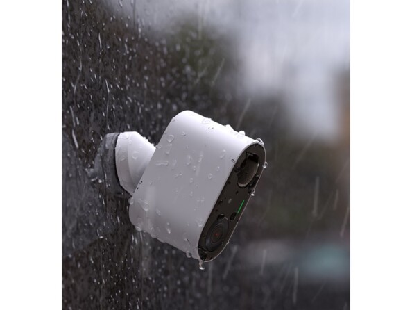 Utilisation sous la pluie de la caméra rechargeable avec objectif orienté à la verticale